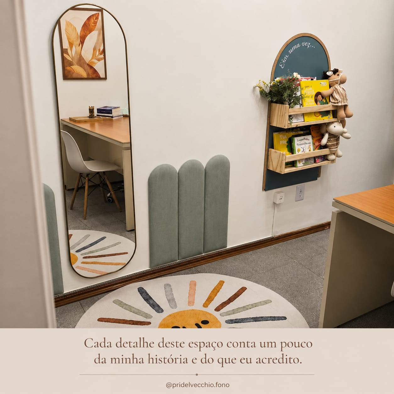 Sala de atendimento com espelho, tapete lúdico e materiais infantis